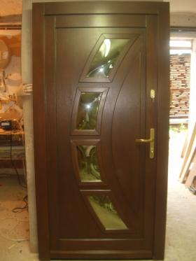 Produkcja i montaż drzwi drewnianych wewnętrznych i zewnętrznych.