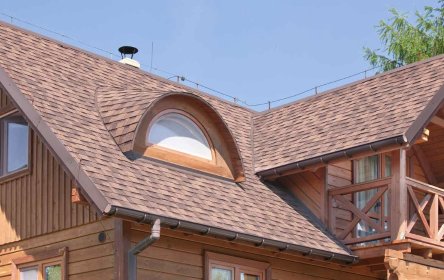 Montaż gontów bitumicznych