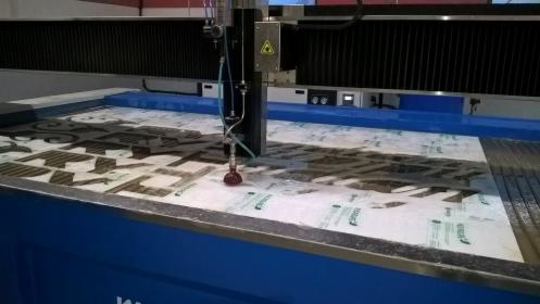 Cięcie wodą różnych materiałów do 20 cm grubości