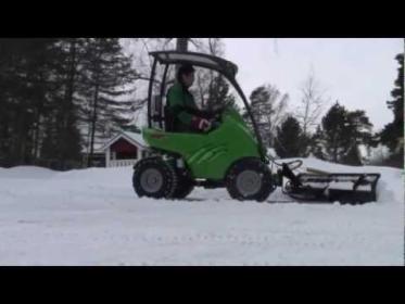 Odśnieżanie mini ładowarką