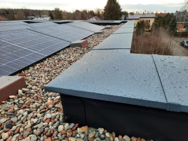 Opierzenie attyki lub muru ogrodzeniowego w systemie na zasuwkę