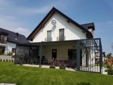 Pergola tarasowa, pergotenda, zadaszenie tarasu, osłona przed słońcem, screen