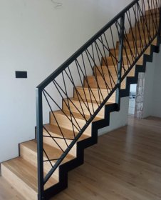 Wykonawstwo oraz montaż schodów na konstrukcji stalowej wraz z trepami, barierkami