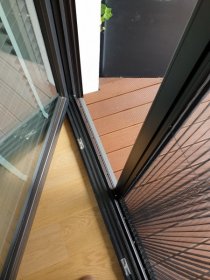 Moskitiery ramkowe do okien , a do drzwi tarasowych moskitiery przesuwne lub plisowane.