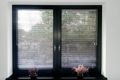 Żaluzje poziome aluminiowe z montażem do okien typ 25 mm i na ścianę typ 50 mm.