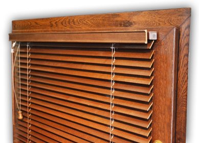 Żaluzje drewniane poziome to jeden z najbardziej efektywnych sposobów na aranżację okien.