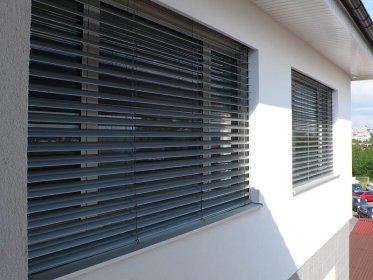 Żaluzje fasadowe z montażem NA MUR i PODTYNKOWE z silnikiem w standardzie.