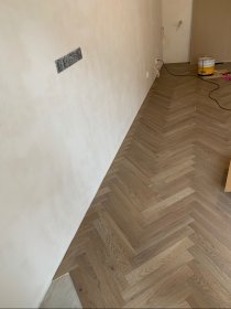 Układanie podłóg z drewna i paneli