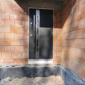 Drzwi zewnętrzne i wewnętrzne, okna, bramy garażowe, moskitiery, rolety i żaluzje wew.