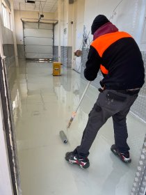 Oferuje wykonanie posadzki żywicznej do garażu, magazynu, biura