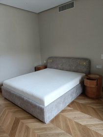 Łóżko wraz ze stolikami