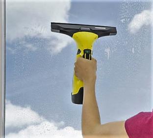 Firma sprzątająca oferuje mycie okien