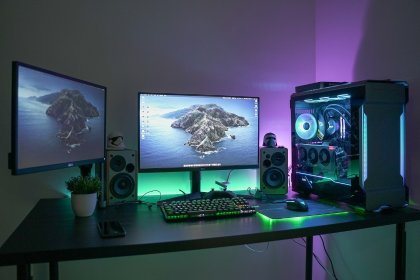 Sprzedaż komputerów stacjonarnych i laptopów.