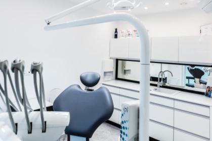Wizyta ortodontyczna kontrolna aparatu stałego (2 łuki)