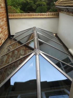 Kompleksowa budowa dachów, wymiana rynien i poszyć dachowych, malowanie dachów.