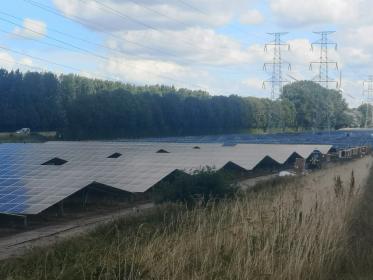 Kładzenie paneli słonecznych