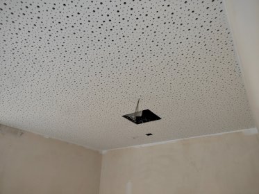 Sufit perforowany.