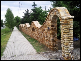 prace z kamienia,ogrodzenia z piaskowca,obkładanie elewacji,kominy,kominki,oczka wodne,grille ogrodo