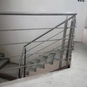 Poręcze schodów ze stali nierdzewnej