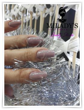 Przedłużanie paznokci zelem lub akrylożelem