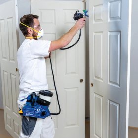 Natryskowe malowanie drzwi, listew, ornamentów