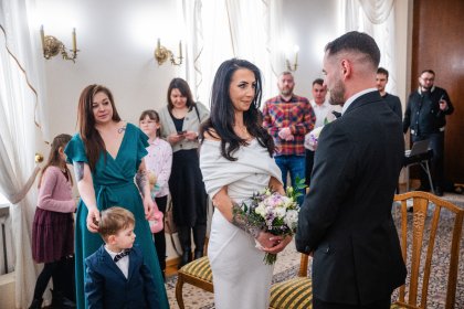zdjęcia z ceromii ślubu cywilnego, zdjęcia z gośćmi, dodatkowa sesja