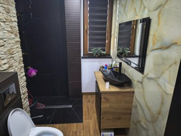 Ukadanie glazury w łazience