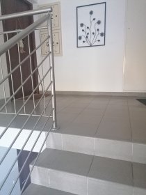 Sprzątanie klatek schodowych.