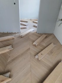 Montaż na klej podłogi drewnianej w jodełkę francuską