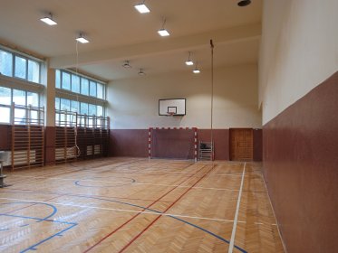 Malowanie ścian hall , magazynowych szkół z agregatu