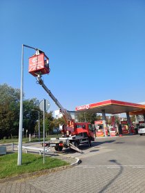 usługi podnośnikiem koszowym