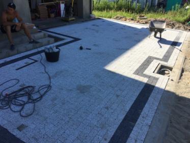 UKŁADANIE KOSTKI BRUKOWEJ