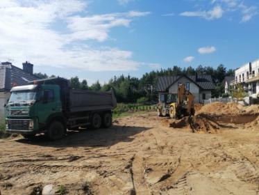 Usługi ziemne koparko-ładowarka Cat 428F2 i transportowe wywrotka 14 ton