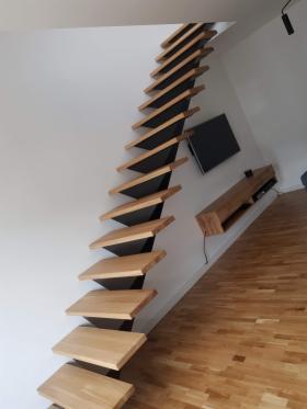schody metalowe na jednej wandze