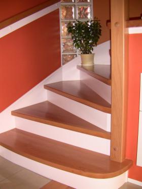 Schody z drewna, okładziny na schody z drewna, drzwi drewniane, lampy pokojowe podłogowe