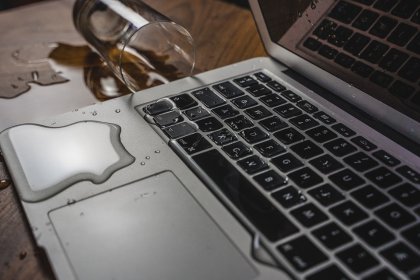Naprawa Macbooka po zalaniu