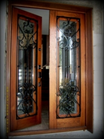 Drzwi, schody, meble.