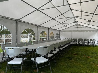 Opcjonalnie oferujemy: -krzesła  -stoły -girlandy słoneczne, które dodają uroku każdej imp