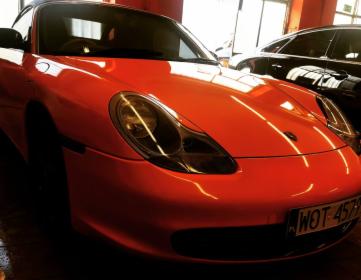 Polerowanie samochodu.