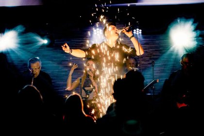 Występ solowy podczas Twojej imprezy, koncert lub śpiew w trakcie całej imprezy.