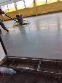 - posadzki przemysłowe zacierane