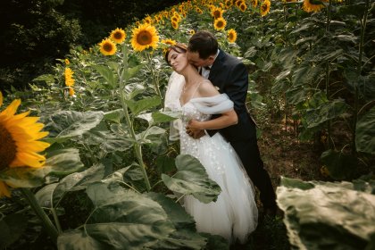 Fotografia ślubna, sesje plenerowe, sesje studyjne, prezentacje z podkładem muzycznym.