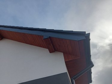 Montaż podbitki dachowej