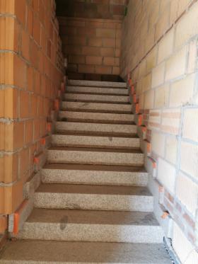 Montaż schodów granitowych