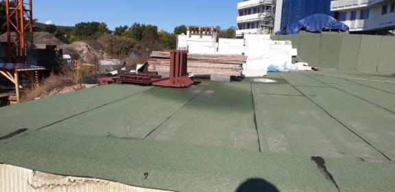 Plantowanie substratu glebowego na dachu zielonym