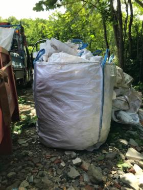 Wywóz gruzu lub śmieci w workach Big Bag oraz kontenerach