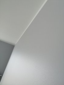 Szpachlowanie ścian z malowaniem