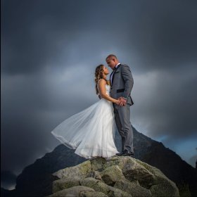 Zatrzymaj Waszą miłość w kadrach! 💍 Fotografia ślubna pełna emocji