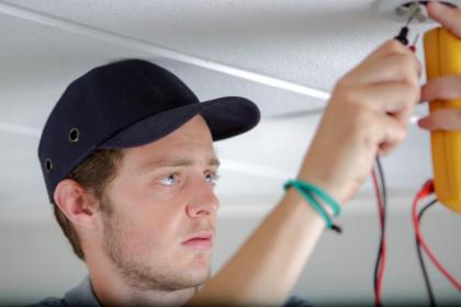 Montaż halogenów w suficie