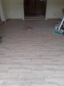 Układania  płytek na schodach i w mieszkaniach